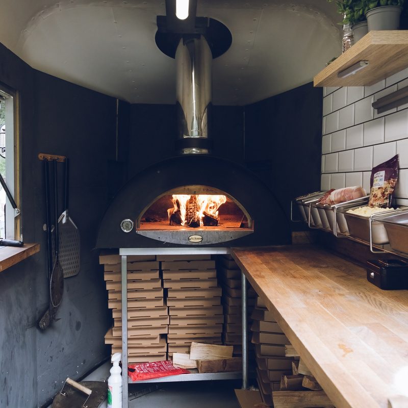 Comment utiliser un four à pizza au feu à bois ? - Matériel Horeca